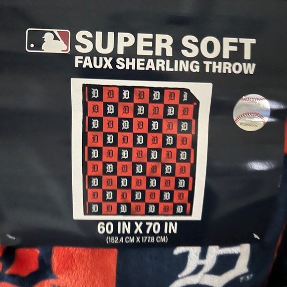 Super soft fauxshearling throw 60” x 70” Detroit Tigers official - Picture 2 of 5